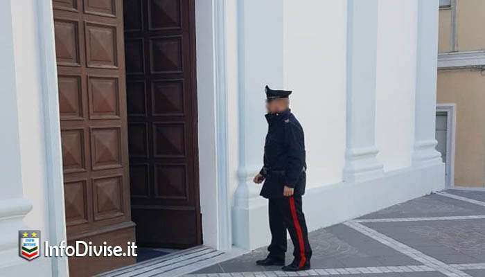 colpisce un carabiniere con un masso