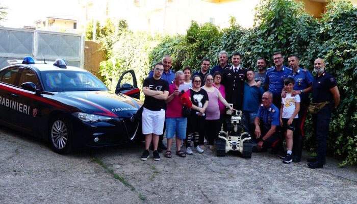 Carabinieri per un giorno un gruppo di ragazzi con Sindrome di Down accolti dai militari della compagnia di Tempio Pausania