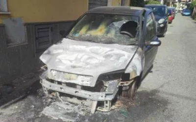 Polizia locale bruciata auto