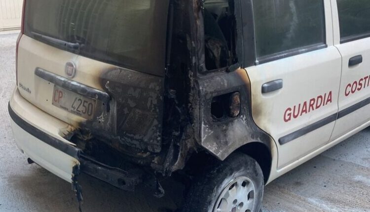 Incendiata auto Guardia Costiera