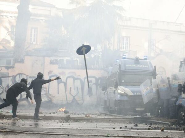 scontri polizia manifestanti