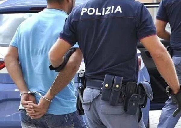 Cerca di disarmare un poliziotto durante un controllo