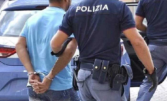 Cerca di disarmare un poliziotto durante un controllo