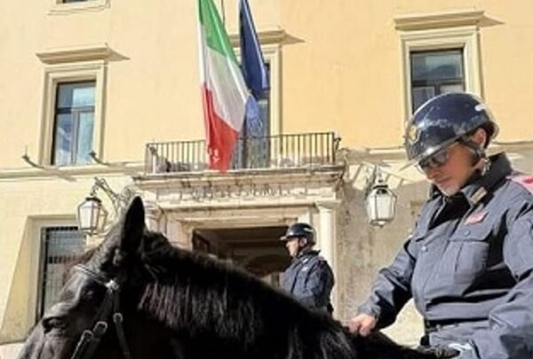 Poliziotto precipita dal tetto di casa: addio a Clemente Petti