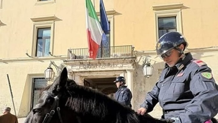 Poliziotto precipita dal tetto di casa: addio a Clemente Petti