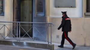 Molotov contro la caserma dei carabinieri