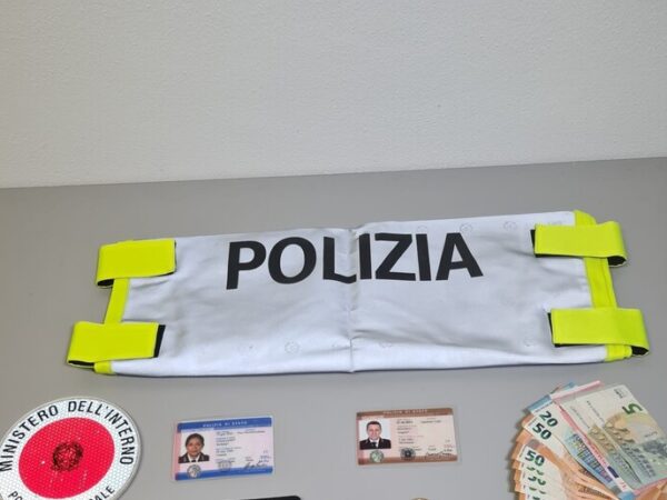 Porsche parcheggiata paletta poliziotti in pensione