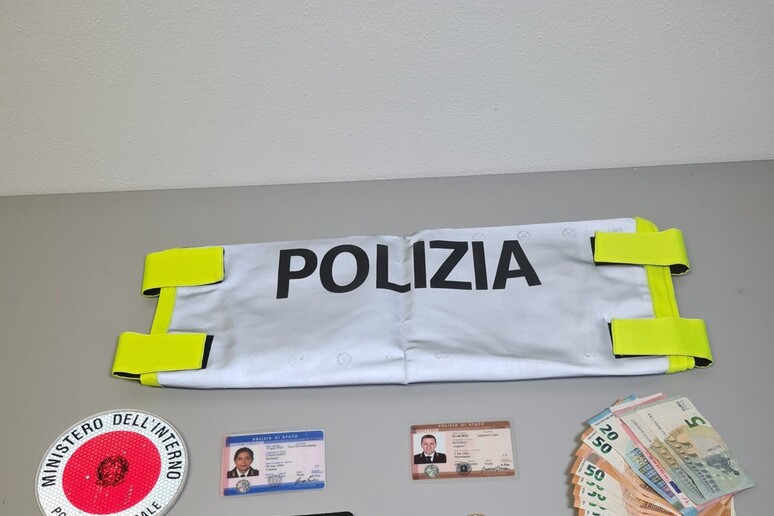 Porsche parcheggiata paletta poliziotti in pensione